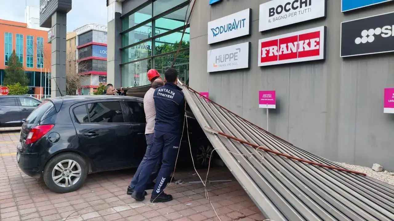 Antalya’da Çatılar Uçtu, Dev Dalgalar Falezleri Dövdü! 9